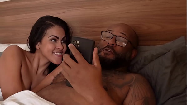 Casal divide a sua namorada 