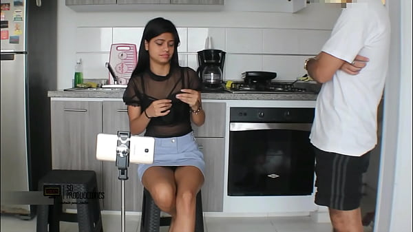 Chupo la polla de mi hermanastro y le pido que me folle y se corra dentro de mi co&ntilde;o 