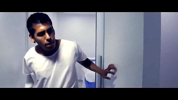 Amy seras tirando con su amiga