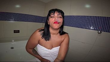 Safada no Motel: Punheta na Banheira e Fuma&ccedil;a na Boca