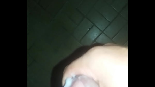 Masturba en el ba&ntilde;o 