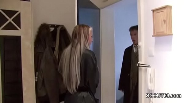 Der Gerichtsvollzieher fickt mich Part 1