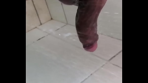 Chuveirada logo ap&oacute;s uma ensaboada gostosa  