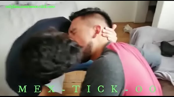 LAMIENDO HELADO DE LOS PIES DE HUGO