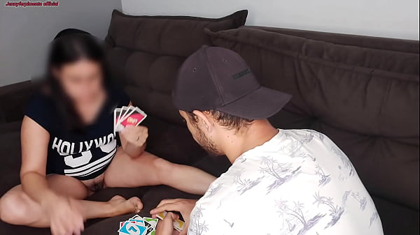 Chamei o vizinho pra jogar UNO eu sem calcinha e meu marido no trabalho