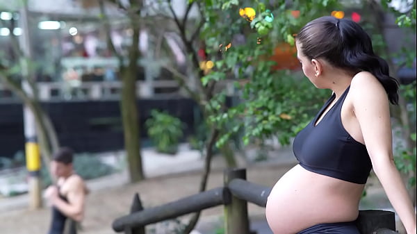 ALICUA TRECE EMBARAZADA SE FOLLA A DOS J&Oacute;VENES DE POLLA ENORME- SEXO CON UNA EMBARAZADA