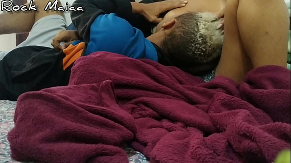 Me dando de mamar enquanto ela v&ecirc; Netflix em seu celular