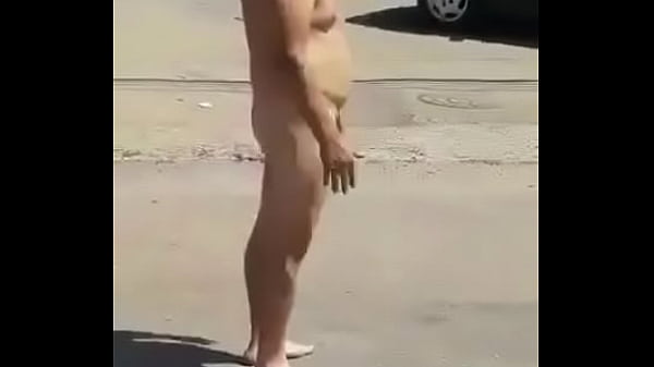 homem correndo nu na rua 