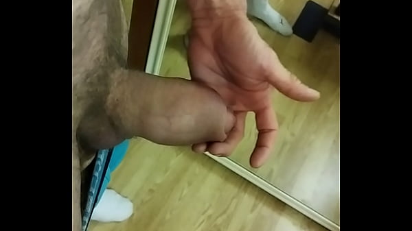 Mec sexy joue avec sa bite 