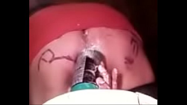 se mete bote de afeitar en el culo