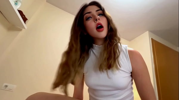 vecina acaba de cumplir los 18 a&ntilde;os y lo primero que hace es venir a micasa para follar bien duro