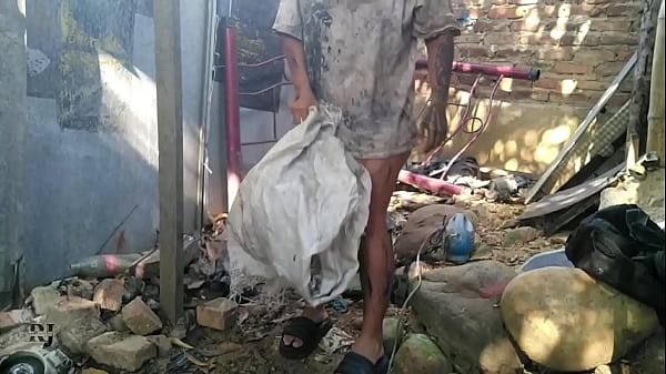 desnudo a la indigente y resulto con buen culo y buenas tetas