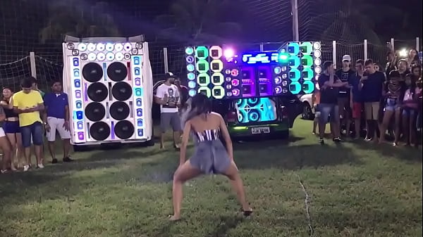 Novinha treme a bunda no funk