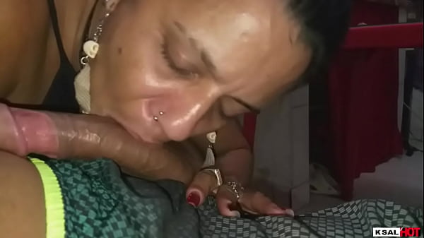 A gostosa da Danny hot paga ele boqutee de fim  de expediente para o safado de seu marido Mike hot de piroca durona , ela cai de boca 