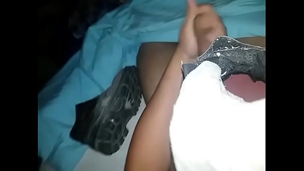 Punheta e gozada gostosa no Sapat&atilde;o bem usado com meias