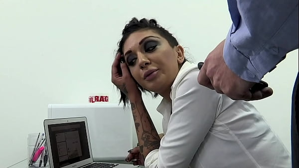 La segretaria si scopa prima un grande dildo di gomma e poi viene penetrata da un cazzo voglioso  