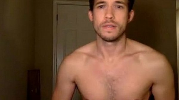 Gato gostoso socando consolo no rabo