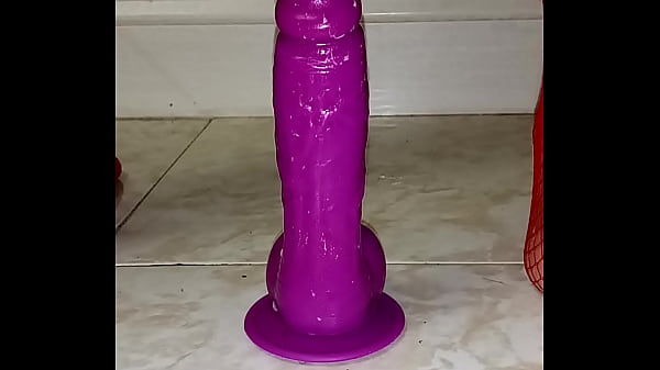 Usando mi juguete para satisfacerme, y que rico 