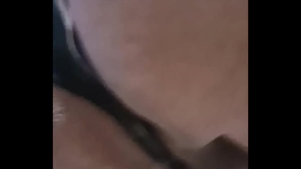 Usando el calz&oacute;n negro de mi mujer