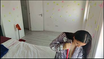 Cojendo madrastra sexy en posici&oacute;n misionera debajo de la cama