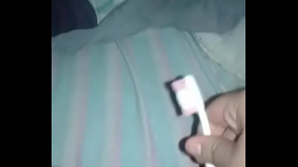 Hombre se mete cepillo de dientes en el culo debido a que su ama le dice que lo haga 