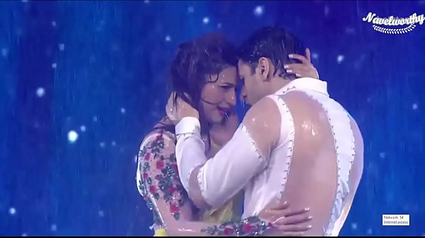 Divyanka Tripathi Navel treat in rain song,Hottest performance ever!