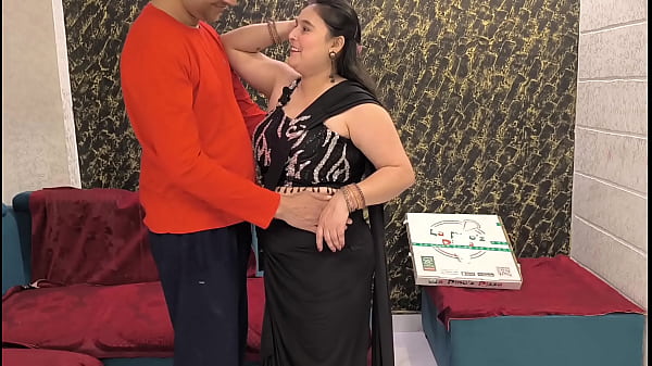 Pizza delivery guy fuck Indian lady for free pizza
