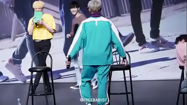 Coreano sensualizando em show