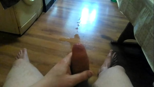 Adrian Jabłoński trzepie kapucyna sikając na podłogę 