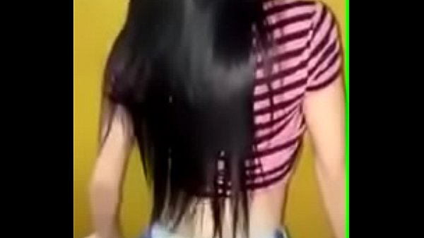 Novinha dan&ccedil;ando funk de short