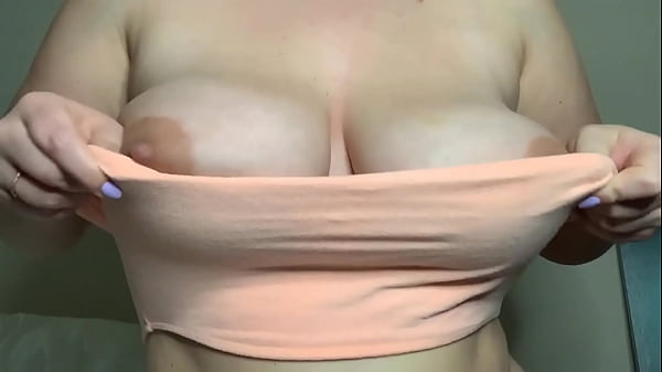 Grosse salope avec &eacute;norme paire de seins cherche du cul