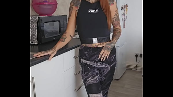 PEE DESPERATION IN MY LEGGINGS 