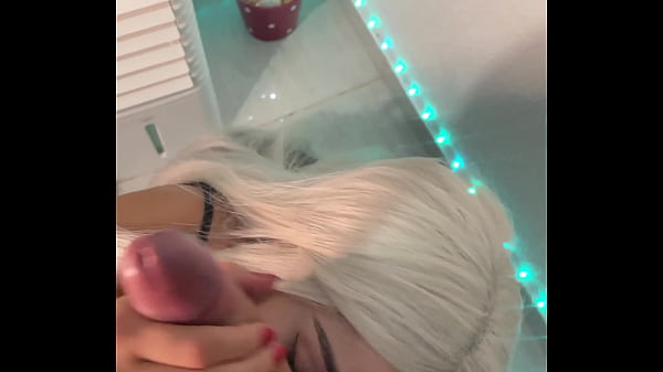 Feiti&ccedil;o de Desejo: a bruxa loira hipnotiza com seu boquete profundo de Halloween