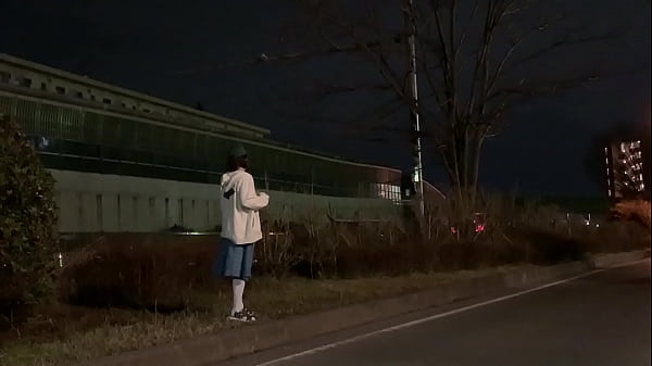 女装まゆが深夜の側道植え込みで露出