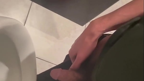 malikvux urinal selfie vid  