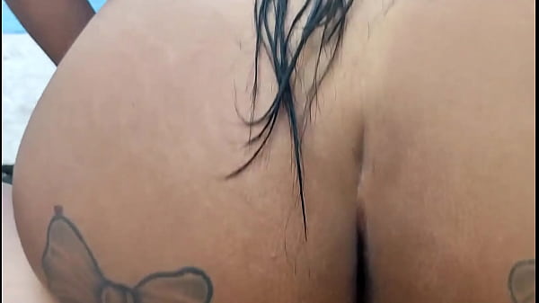 O jovem madrastra est&aacute; fodido na piscina por enteado  