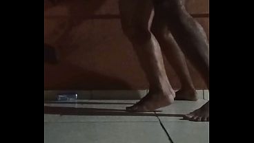 Esposa da buceta na varanda do hotel