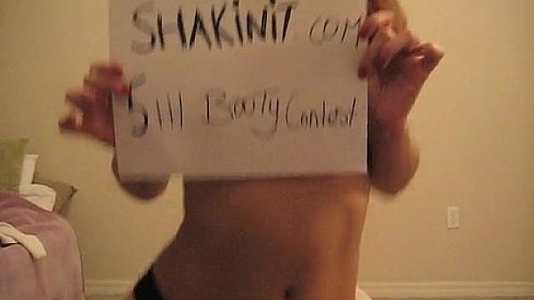 Hot Latina shakin her booty