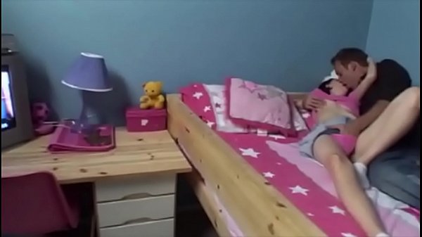 Elle travaille comme nounou, elle a maintenant quelque chose qui est aussi dur et qui se moque