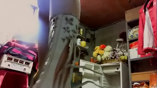 Distruggo totalmente un paio di scarpe e tu sei affascinato dai miei splendidi piedi