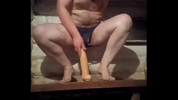 Русский гей с самым маленьким членом в мире скачет на огромном 12-дюймовом дилдо! 