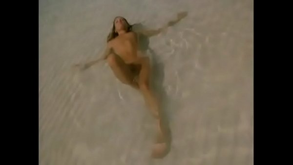 Brooke loves to finger her shaved holein the landswell