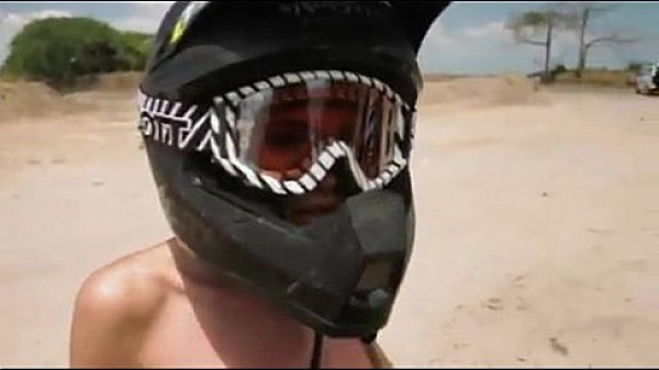 Badass: Duas Gatas fazendo Motocross Nuas