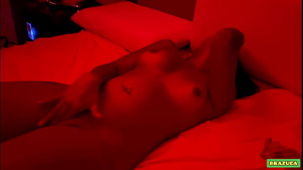 Safada se masturbando e indo pra gravar ela gozando