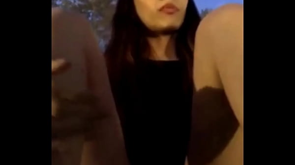 Se masturba en una plaza