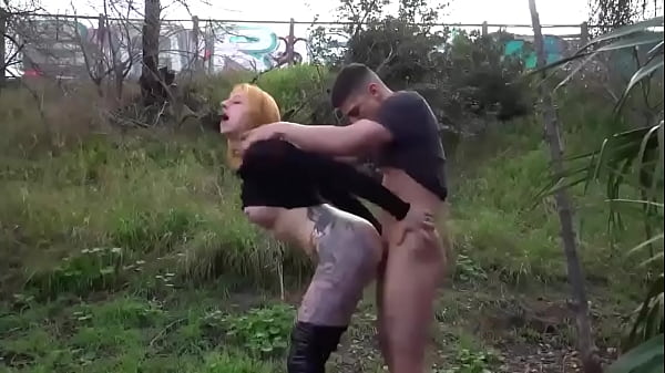 Deli inked MILF me la cojo en el park y en el depto