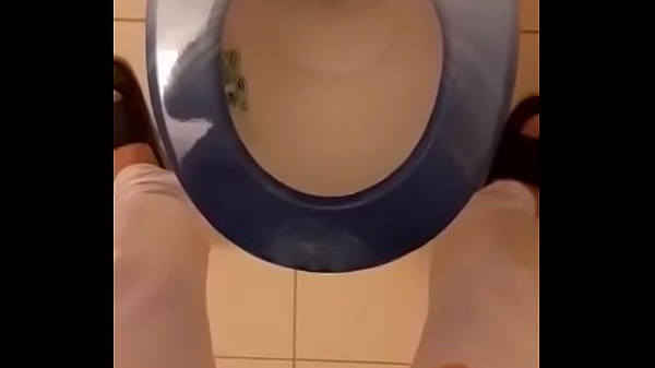 Cocu pisse pour un dominant 