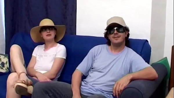 Il marito amatoriale viene scopato dal corpo nudo della moglie eccitata Laura nel soggiorno  