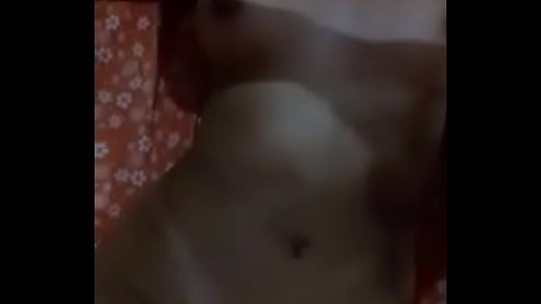 Gostosa com tes&atilde;o se masturbando