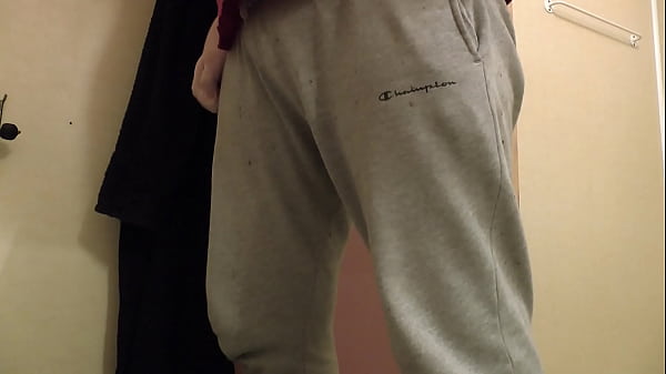 tisser i gr&aring; bukse med lysebl&aring; badebukse under  